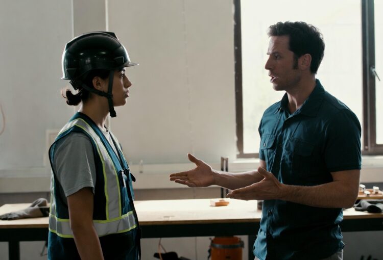 Étudiant travaillant dans un environnement professionnel, aux côtés d’un responsable, illustrant les règles de rémunération applicables à l’emploi étudiant.