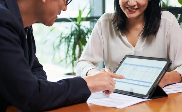 Un employeur prépare des documents d'engagement et de rupture avec un conseiller RH et paie pour appliquer les nouvelles règles de préavis.