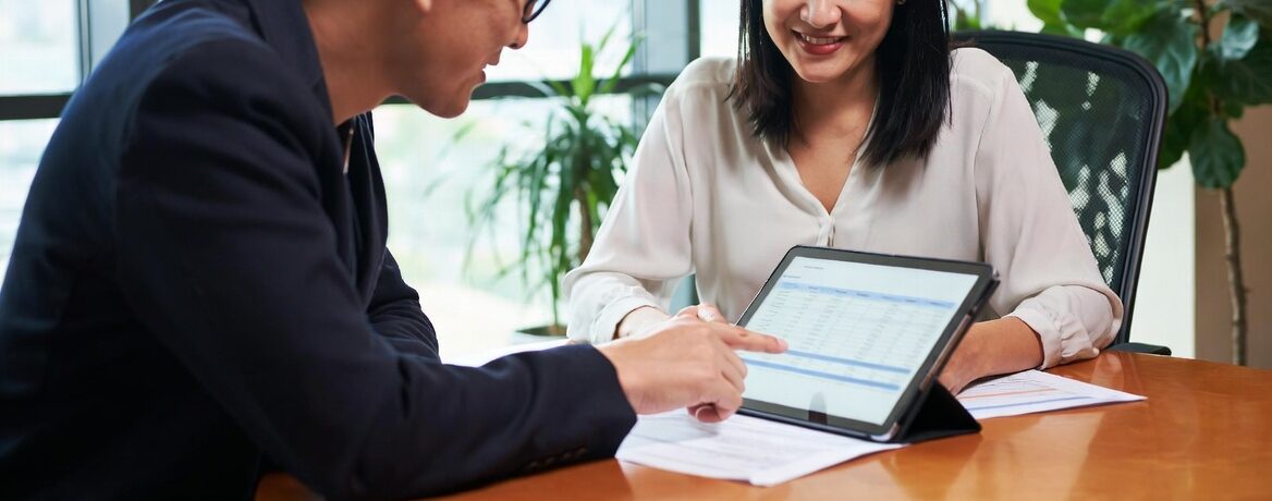 Un employeur prépare des documents d'engagement et de rupture avec un conseiller RH et paie pour appliquer les nouvelles règles de préavis.