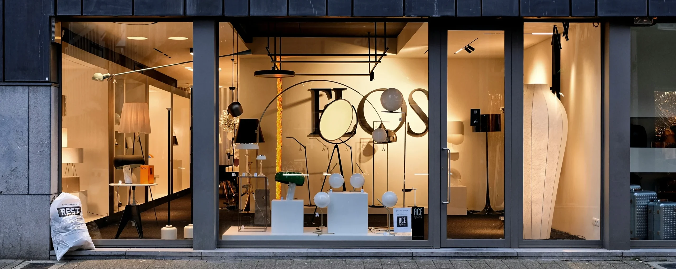 Vitrine d'un commerce belge encore éclairée en soirée, illustrant l'ouverture possible jusqu'à 21h dès 2026