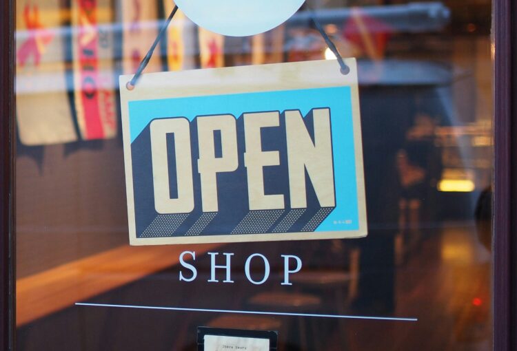 Vitrine d'un commerce belge encore éclairée en soirée, illustrant l'ouverture possible jusqu'à 21h dès 2026