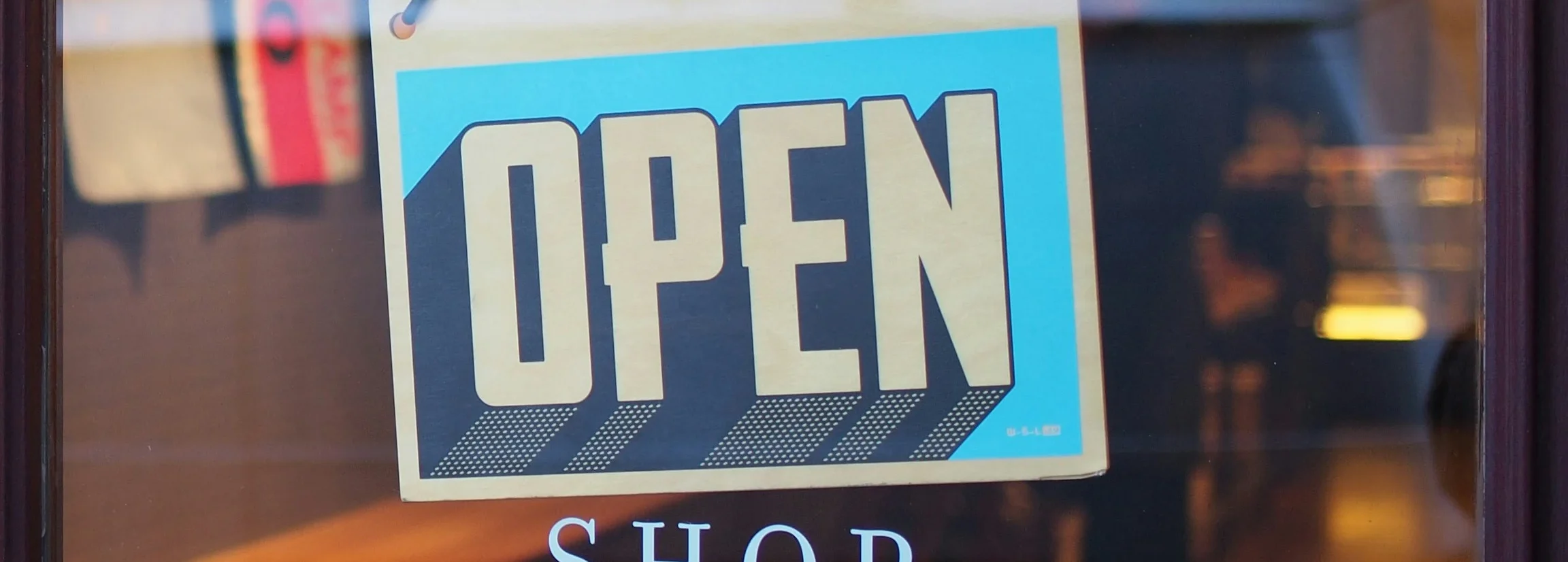Vitrine d'un commerce belge encore éclairée en soirée, illustrant l'ouverture possible jusqu'à 21h dès 2026