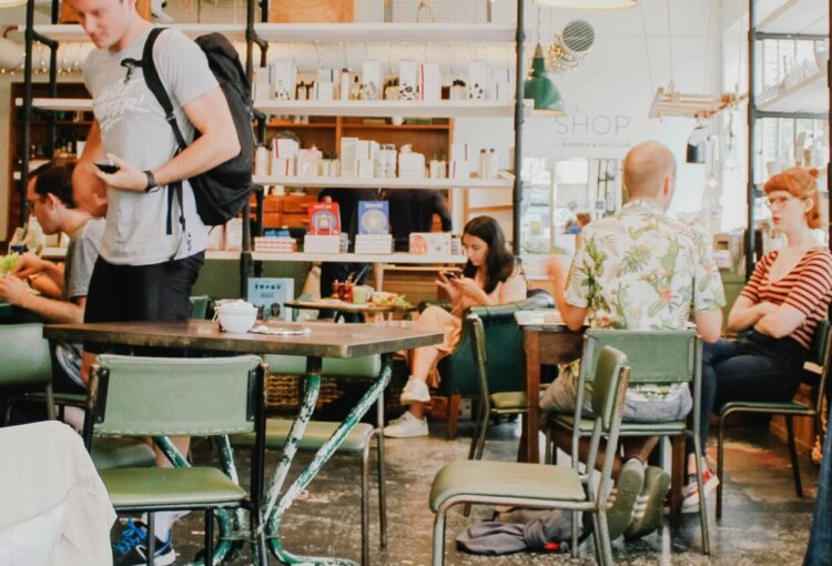 Personnel d'un restaurant en plein service en soirée, illustrant le régime des heures supplémentaires dans l'Horeca
