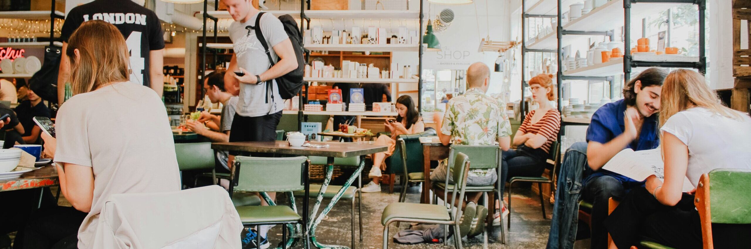 Personnel d'un restaurant en plein service en soirée, illustrant le régime des heures supplémentaires dans l'Horeca
